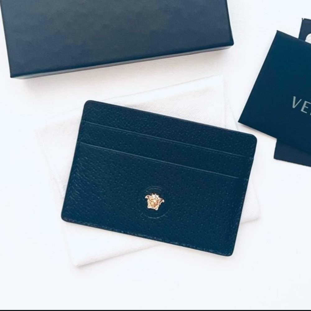 🔥 VERSACE Black Card Holder with Gold Medusa Emblem.
